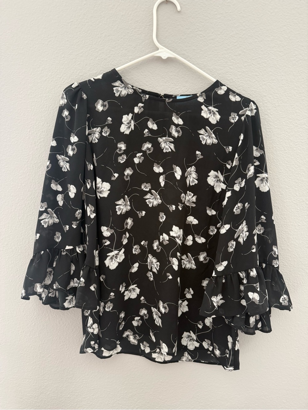 CeCe Black and White Floral Ruffle-Sleeve Blouse
